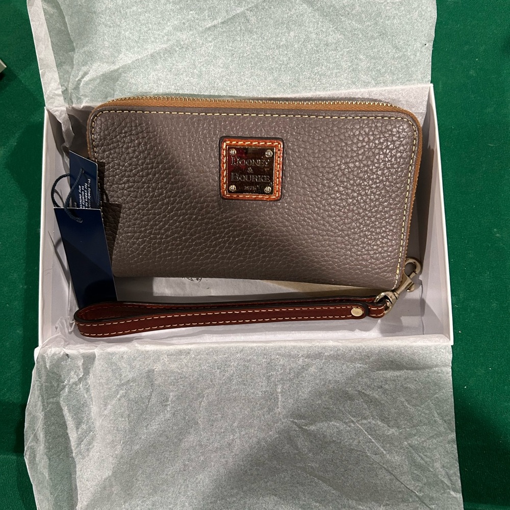 Dooney & Bourke Taupe Leather Wristlet. Excelent used condition. no flaws